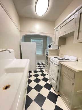Limited Time $1000 Moves You In Until 10/1~Original Hardwood, Old World Vintage Charm + Excellent Midtown/Downtown Location! – photo 1