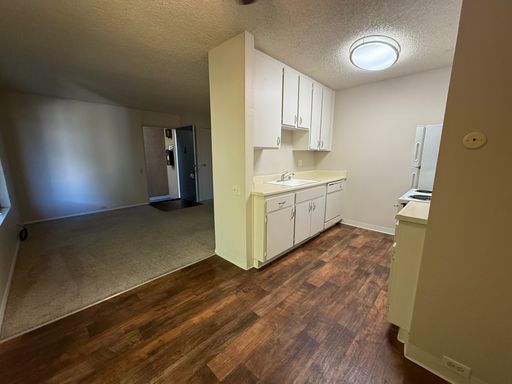 Gorgeous Upstairs 1 Bedroom Apartment In Downtown Sacramento! Tons of Natural Light! – photo 1