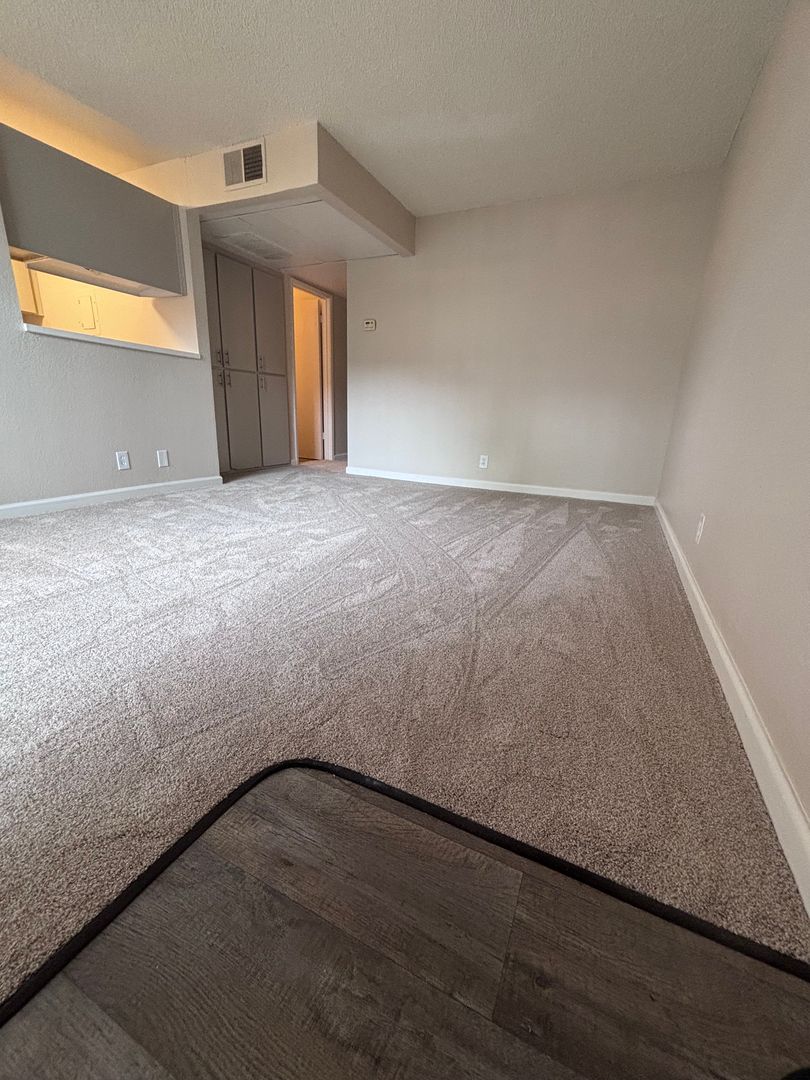 Carmichael Apartment: 2548 Walnut Avenue