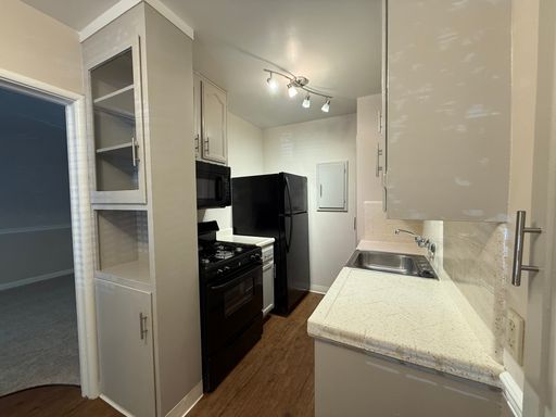 Upstairs, beautiful community! Two Huge Walk In Closets! A Must See! – photo 1