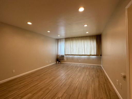 Bright and Spacious Studio! $500 Lease Signing Bonus – photo 1