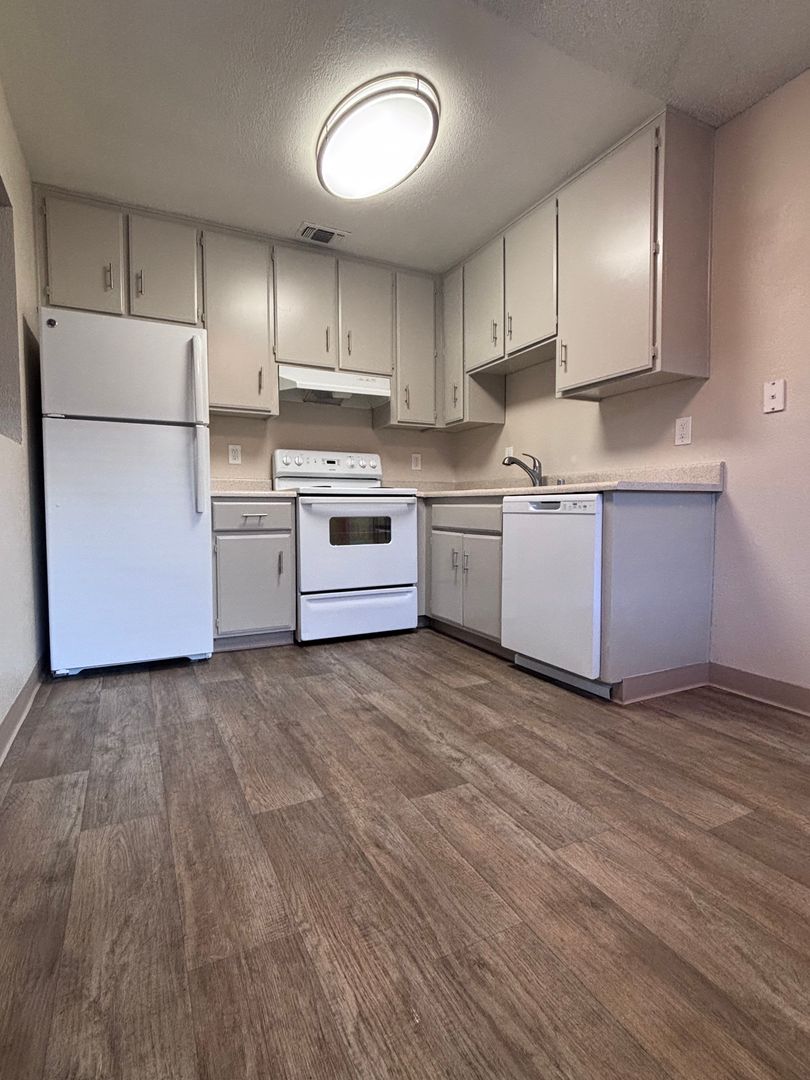 Carmichael Apartment: 5915 Kenneth Avenue