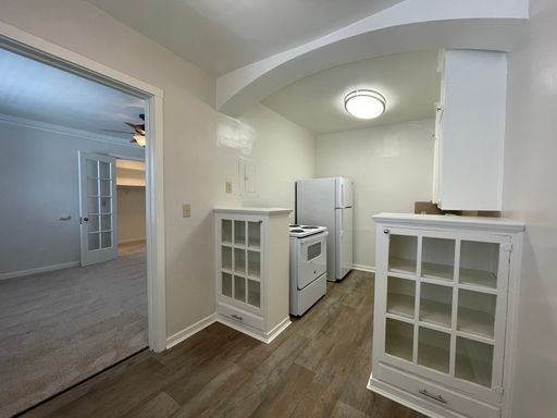 $500 Limited Time Lease Signing Bonus~Charming, Spacious Upstairs Studio! Dining/Home Office Nook! – photo 1