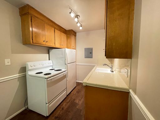 Cozy Upstairs 1 Bed 1 Bath In East Sac! – photo 1