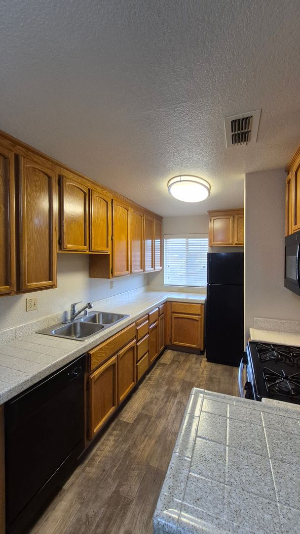 Carmichael Apartment: 5325 El Camino Ave