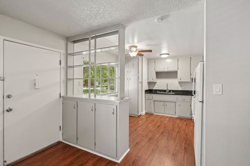 Charming and Spacious 2 Bedroom + $500 Lease Signing Bonus! – photo 1