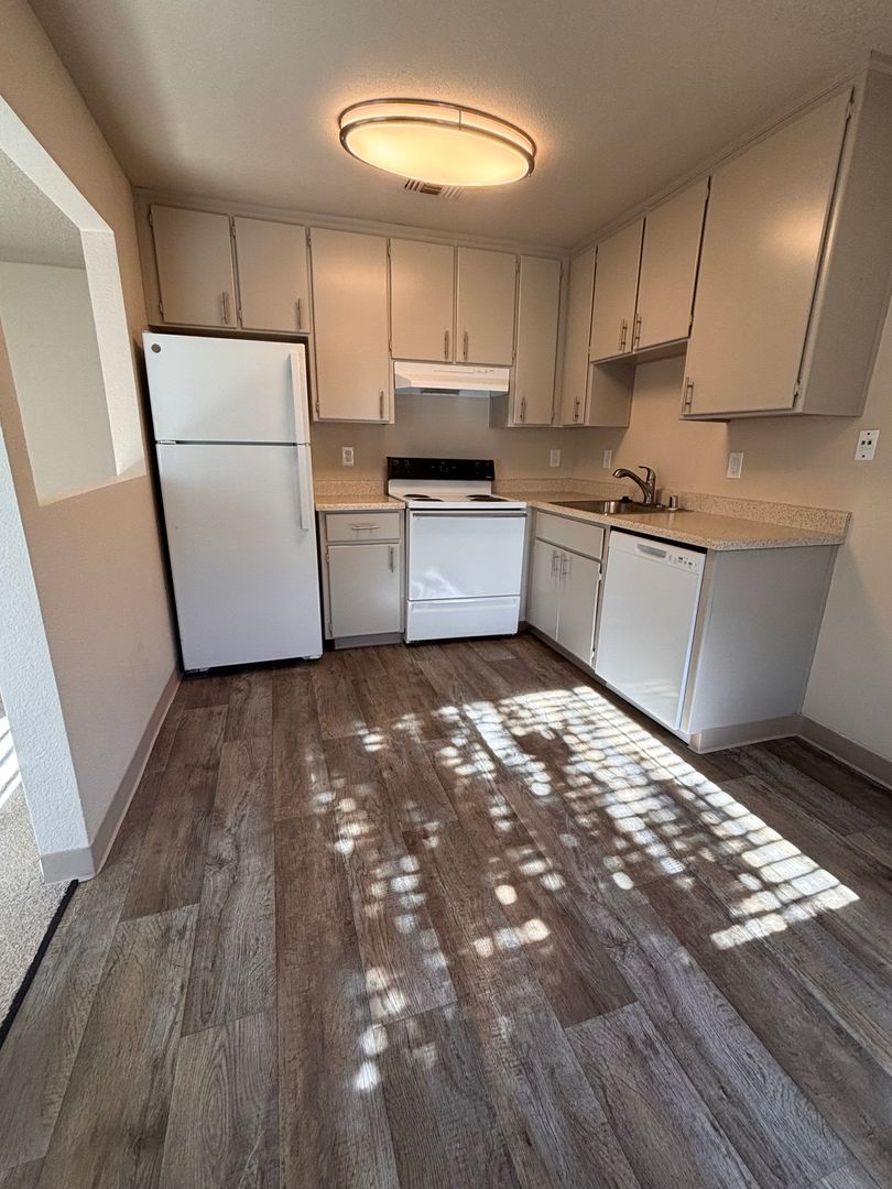 Carmichael Apartment: 5915 Kenneth Avenue