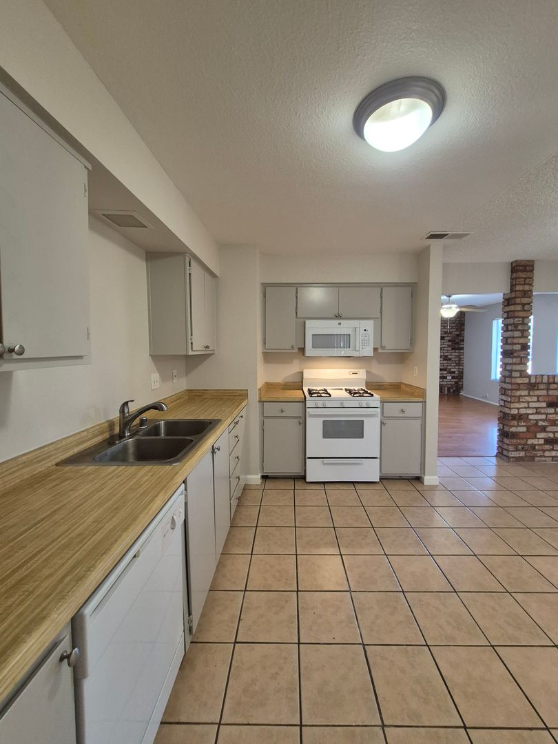 Citrus Heights House: 7520 Blackthorne Way