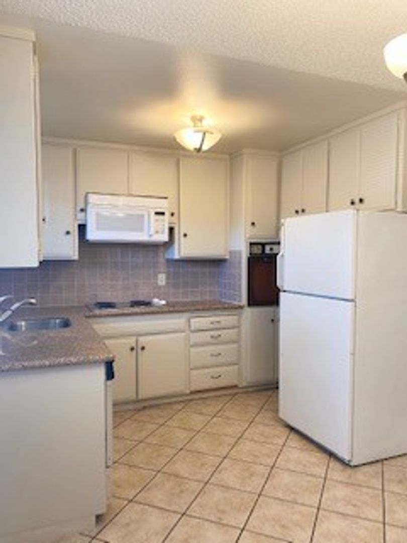 Sacramento Apartment: 5981 Lake Crest Way