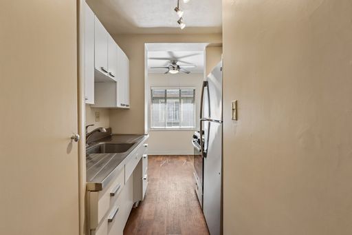 $700 Lease Signing Bonus! Very Spacious Downstairs and Airy 1 Bedroom! – photo 1