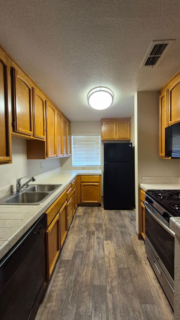Carmichael Apartment: 5325 El Camino Ave