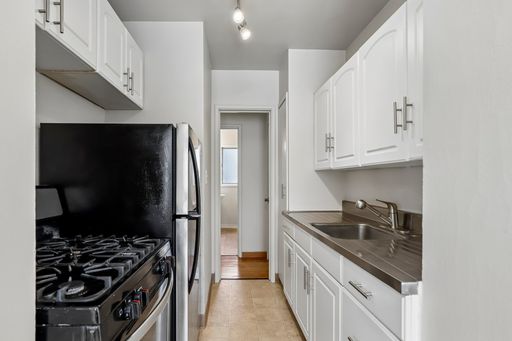 $700 Lease Signing Bonus! Upstairs, Original Hardwood Floors, Large! – photo 1