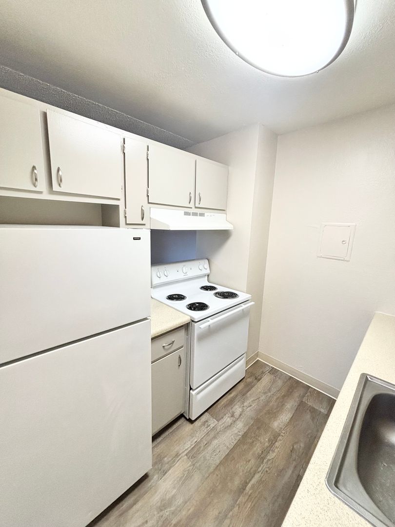Carmichael Apartment: 2548 Walnut Avenue