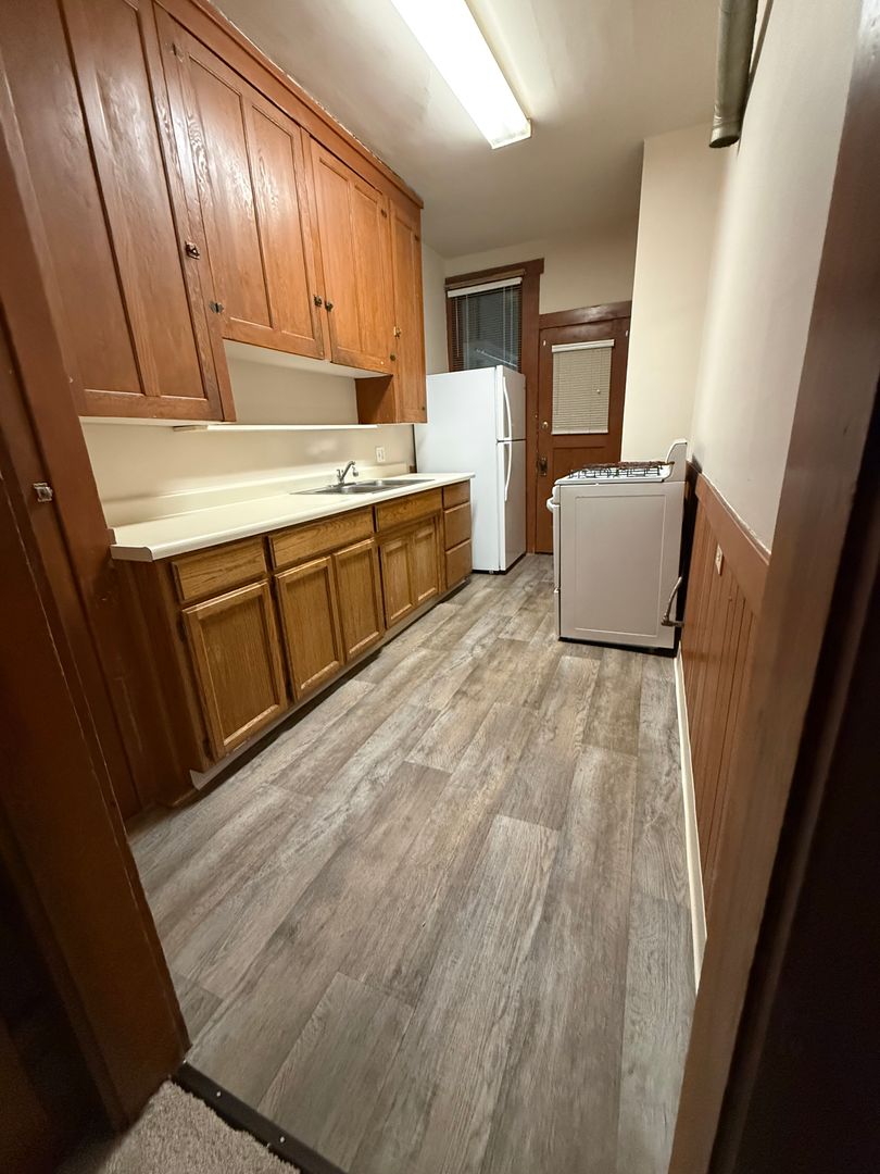 Vintage Charm, Great Location! Very Spacious Downstairs Flat 12 of 12