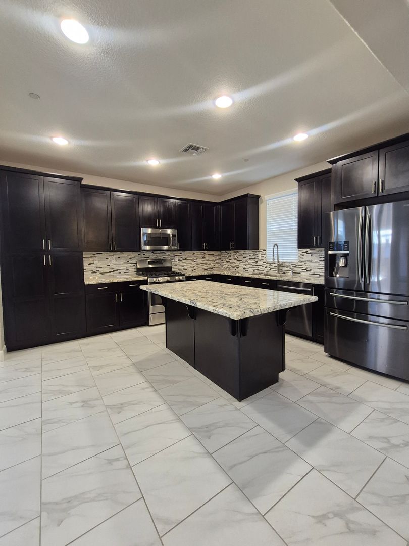 Roseville House: 624 Saint Armel Place