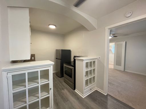 $500 Limited Time Lease Signing Bonus~Must See Studio in the HEART of Midtown! Spacious with Vintage Charm! – photo 1