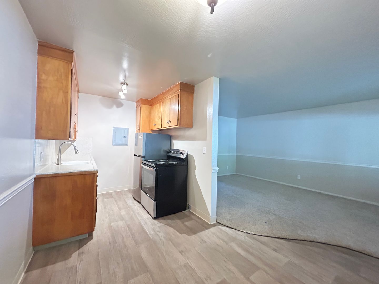 Cozy Downstairs 1 bedroom 1 bathroom in Charming River Park! Just Minutes From CSUS! Must See!