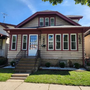 Newly remodeled 2 bedroom with 4-season room – photo 1