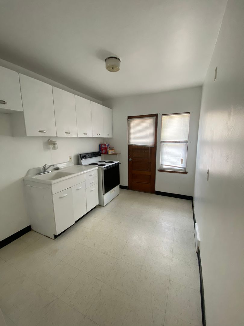 West Milwaukee Apartment: 3904 W Greenfield