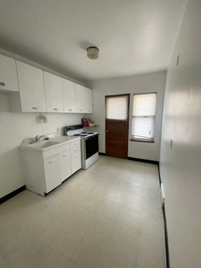 Large sunny 1 bedroom apartment in West Milwaukee