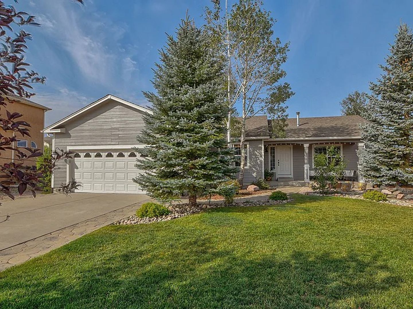 Monument House: 15692 Paiute Circle