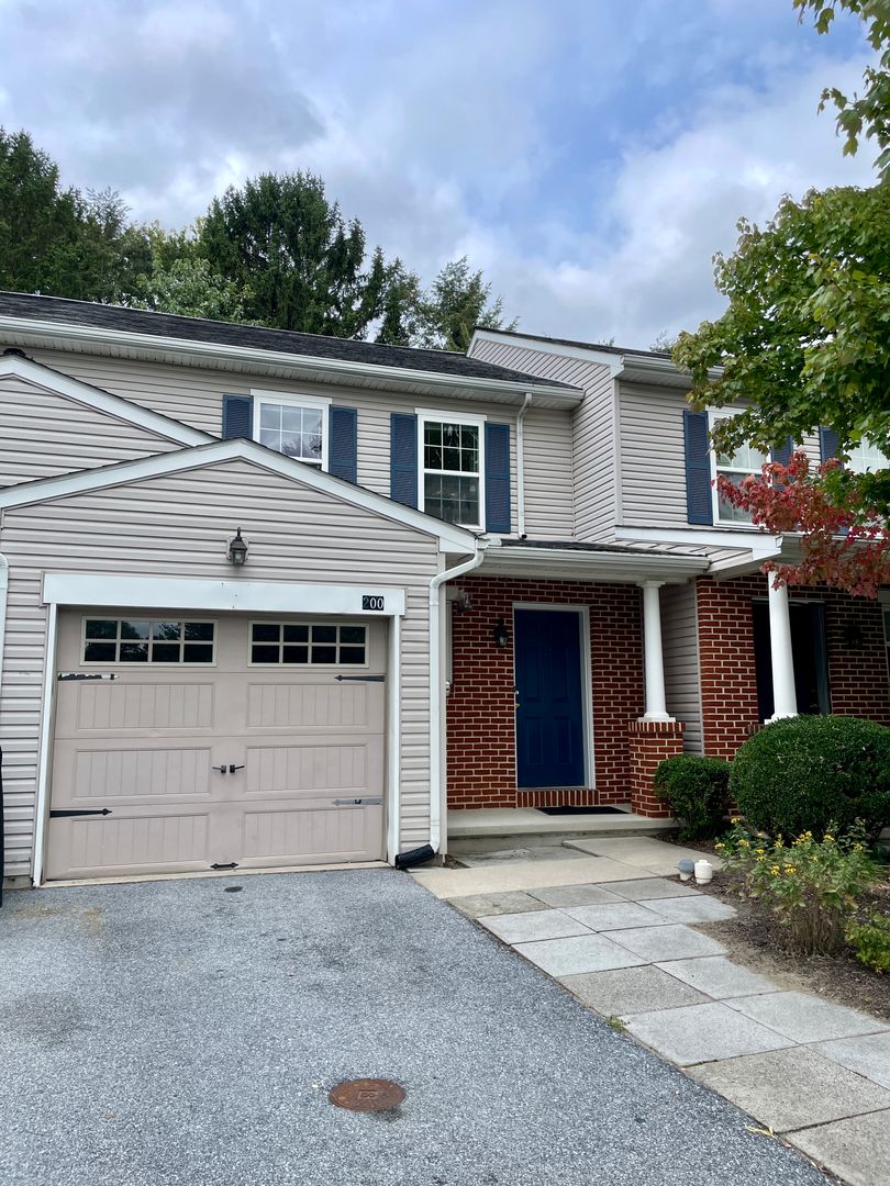 Mountville Apartment: Horseshoe Loop & Farmhouse Lane