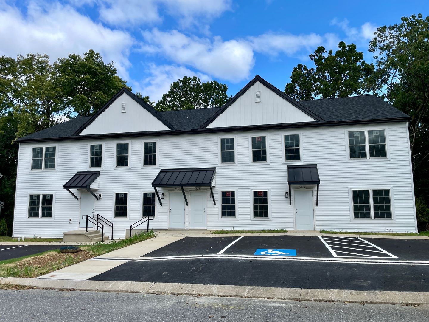 Lancaster Apartment: 558 Longfellow Drive