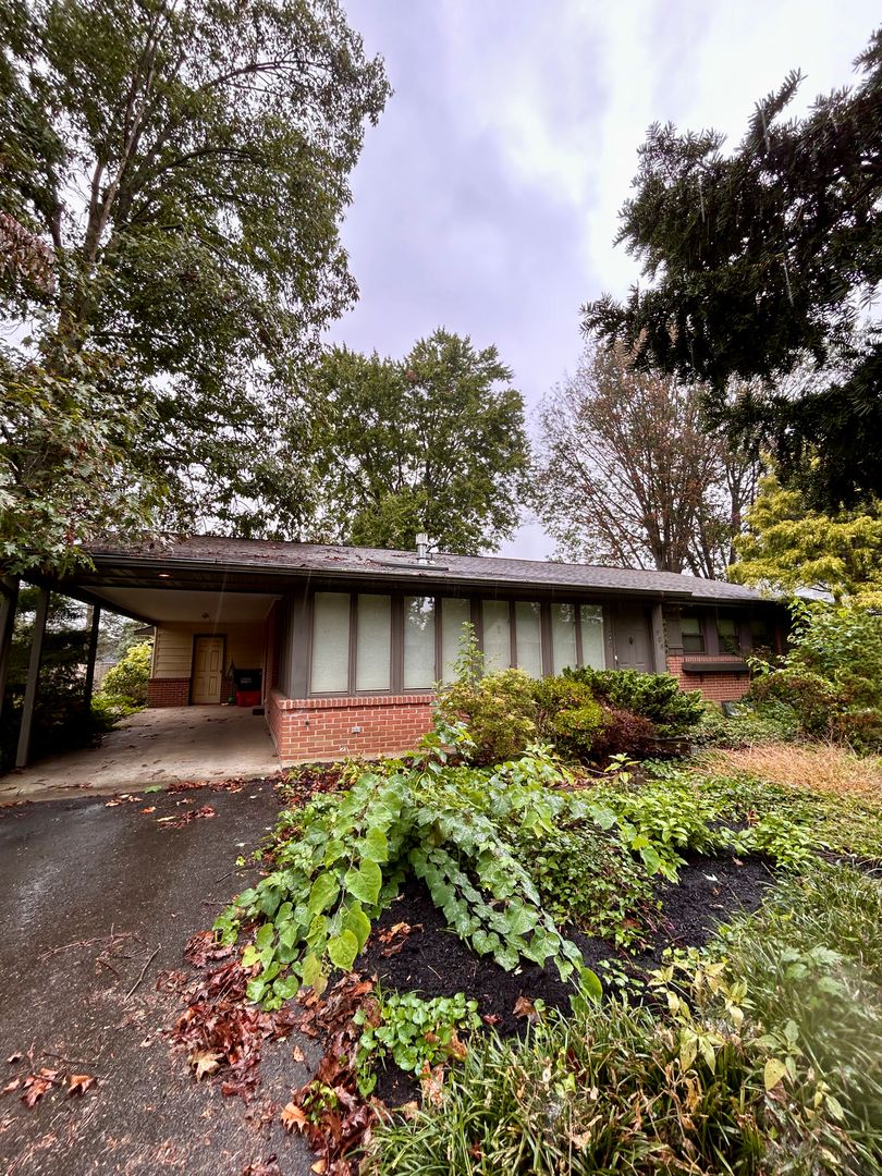 Lancaster House: 908 Schreiner Ave