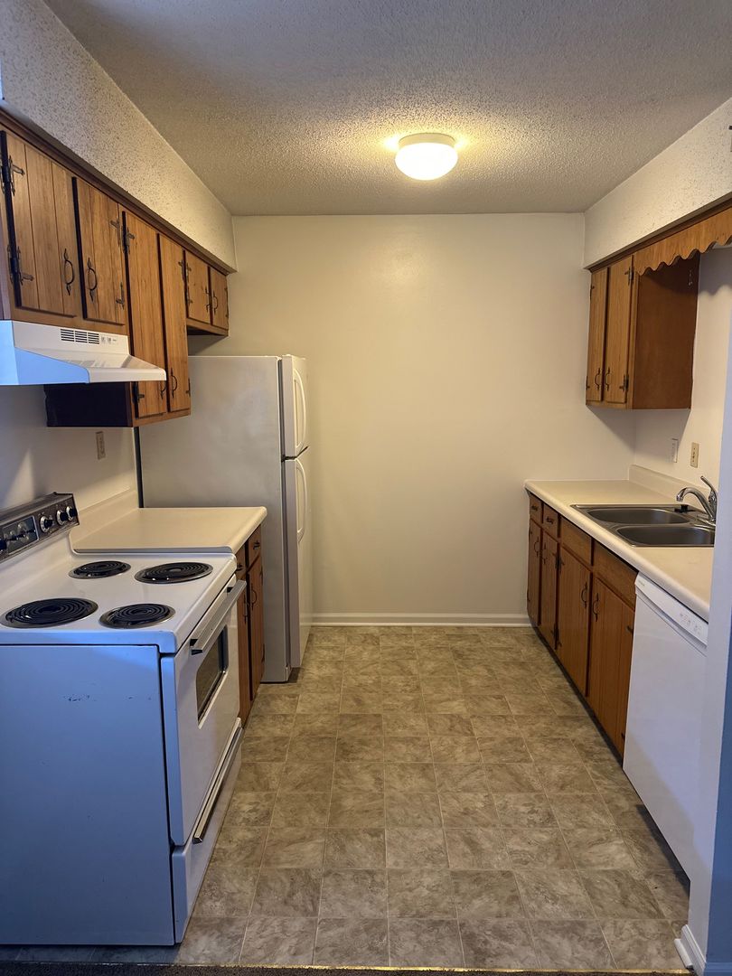 Columbia Apartment: 1301 Old 63 S