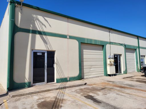 1,800 Sq ft Industrial Warehouse FLEX space – photo 1