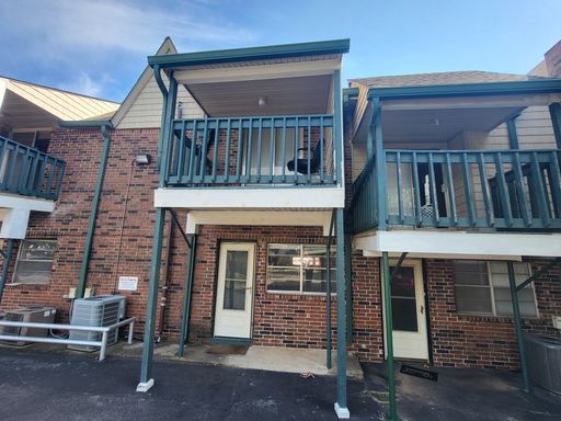 2 bedroom, 1.5 bathroom townhouse apartment in Edmond, OK with ALL bills paid*, balcony, and central heat and air – photo 1