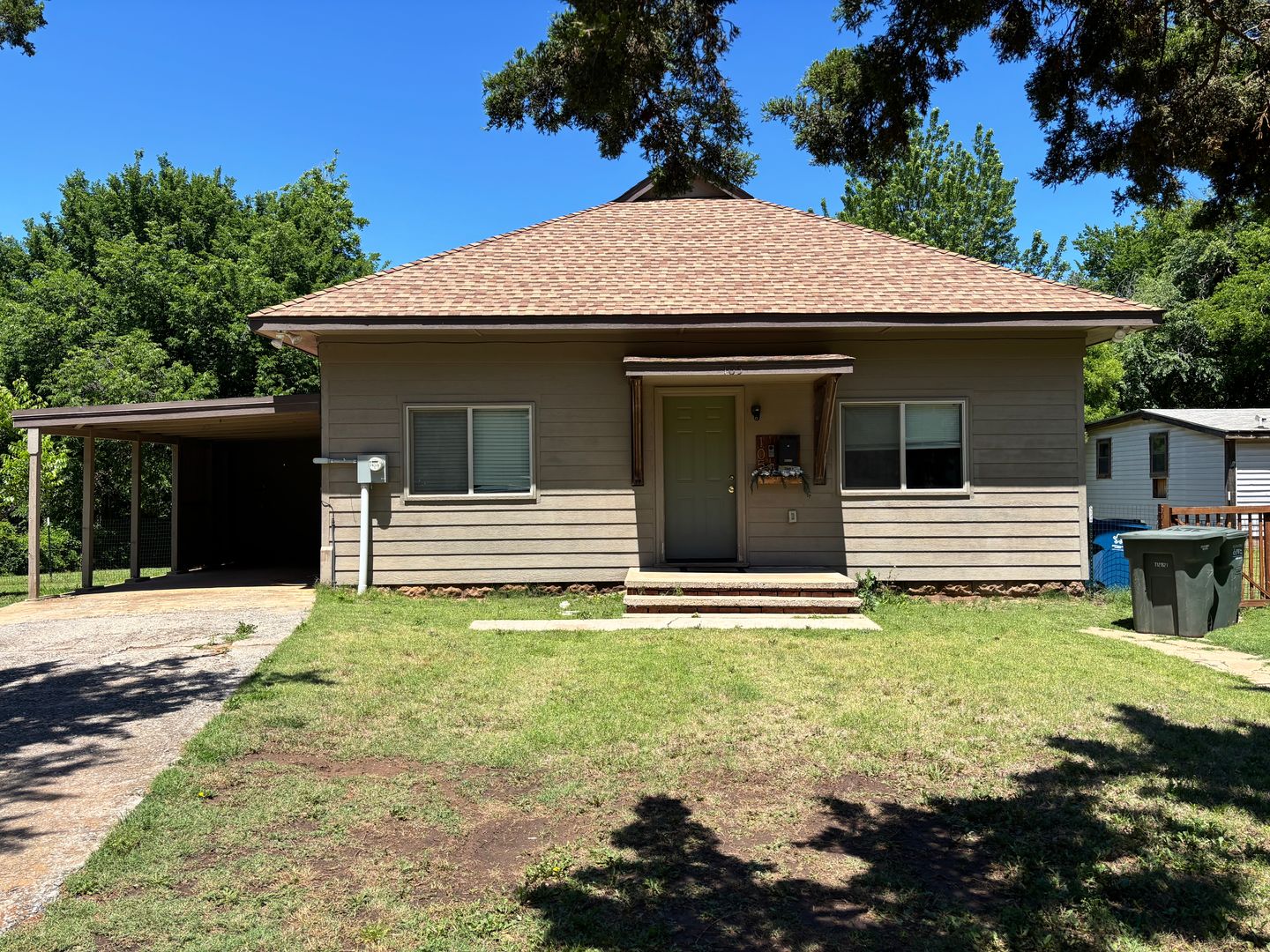 Edmond House: 105 W Hurd St
