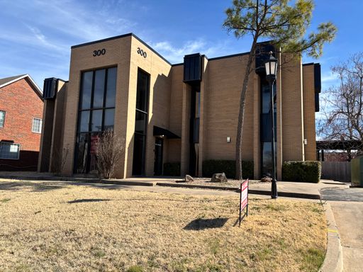 Downtown Edmond Executive Office Suites - 300 N Broadway Ave - 2nd Floor – photo 1