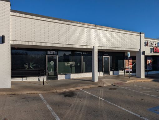 Beautiful 2,400 sq ft Retail Location with open floorplan - Zoned D-1 Restricted Commercial – photo 1