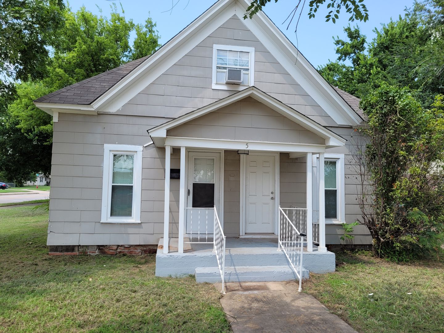 Edmond House: 5 E. Thatcher St
