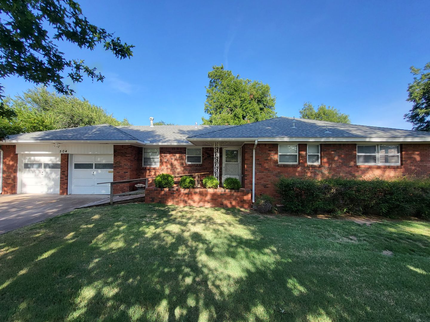 Edmond House: 504 N Blvd