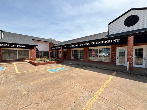 1,076 SF Office/Retail Space - Broadway Landing - Hight Traffic – photo 1