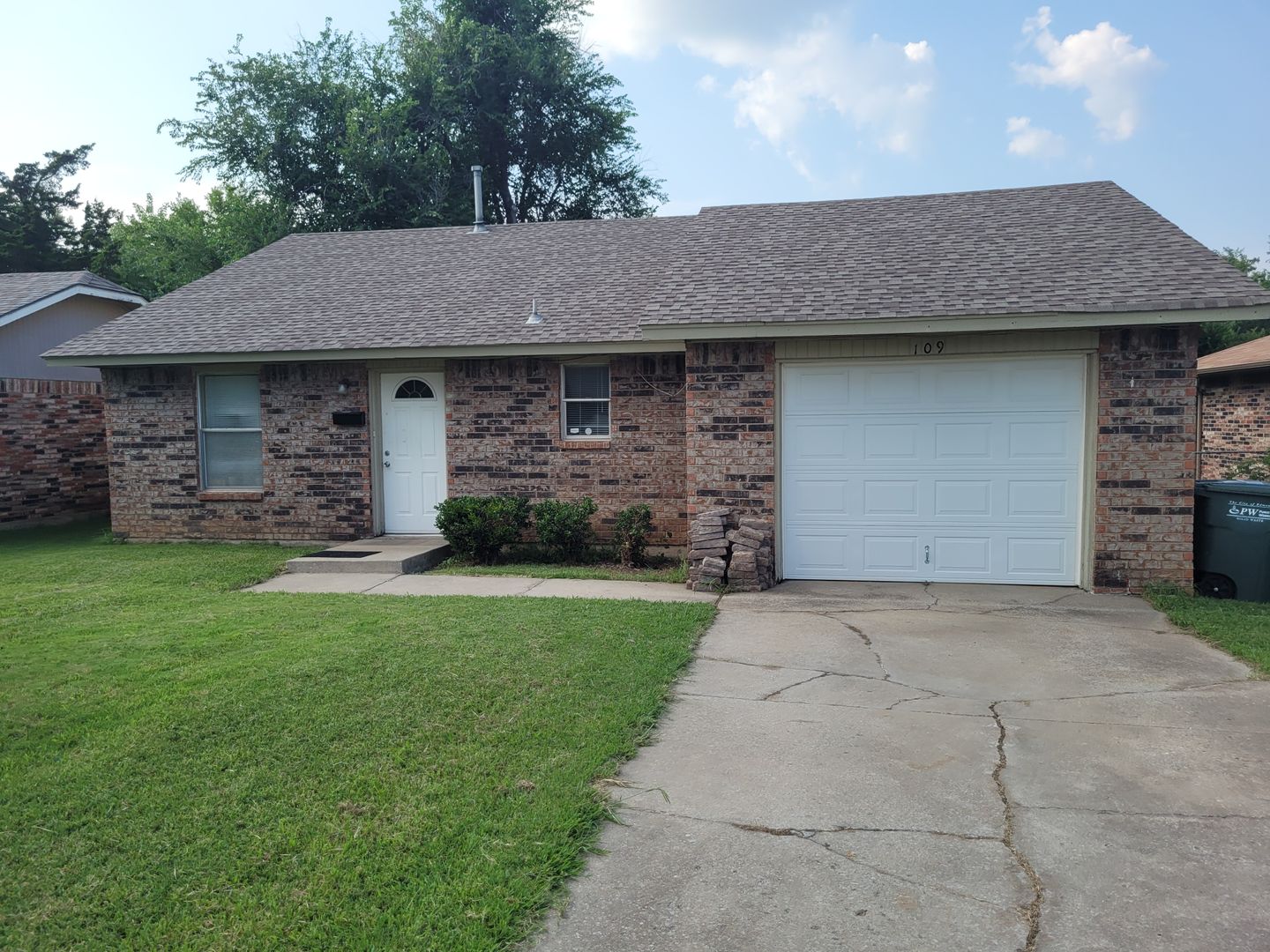 Edmond House: 109 W. Clegern Ave