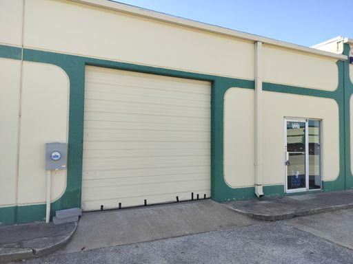1,800 Sq ft Industrial Warehouse FLEX space – photo 1