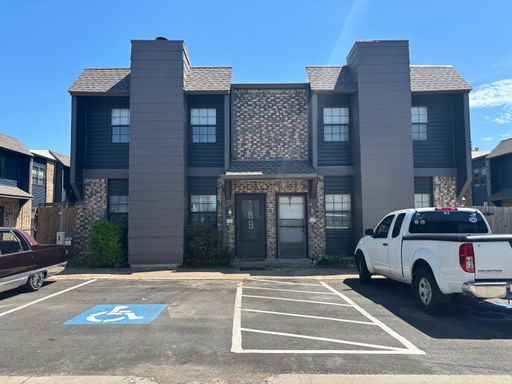 2 bedroom 1.5 bathroom townhouse with central heat and air, washer/dryer hookup, fenced yard – photo 1