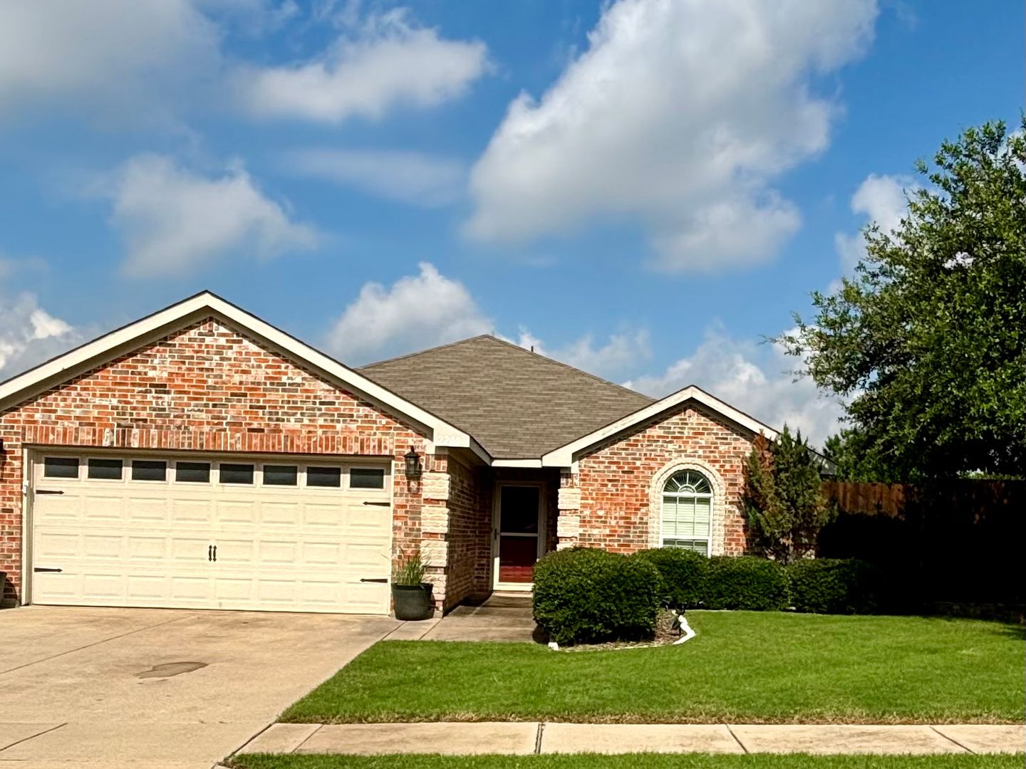 Fort Worth House: 2200 Halladay Trail