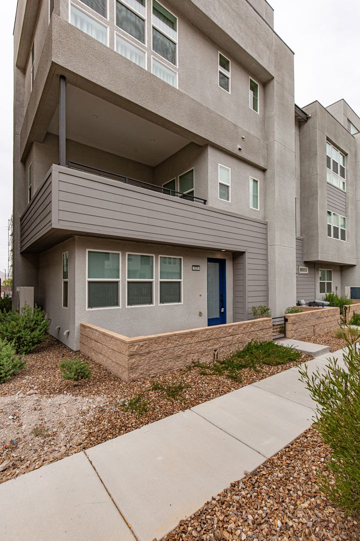 Henderson House: 2520 Cracked Stone ST