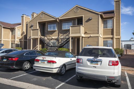 Two bedroom unit in gated SE community – photo 1