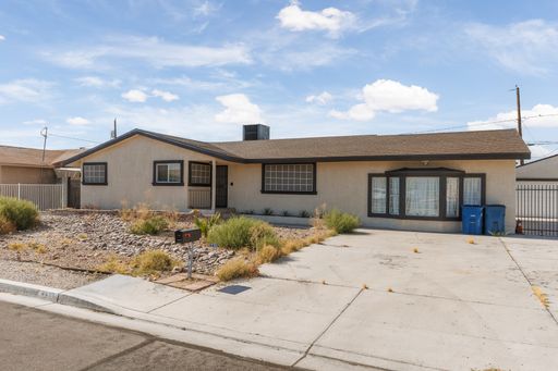Single story with plenty of parking for toys and no HOA – photo 1