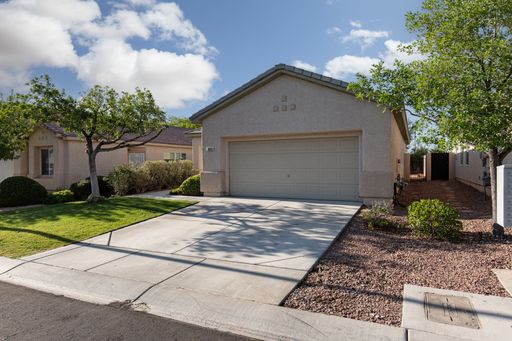 Wonderful Summerlin single story with grass backyard and island kitchen. – photo 1