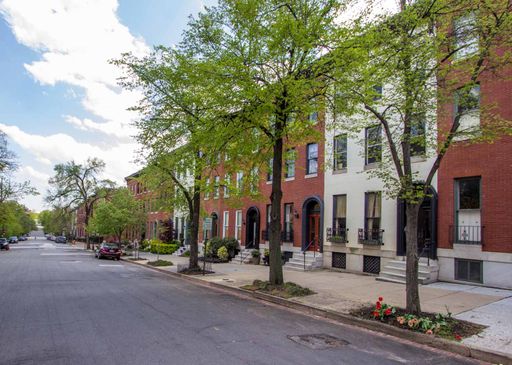 Studio/Efficiency **FREE RENT UNTIL OCTOBER** - Tall ceilings, hardwood floors, 1st level – photo 1