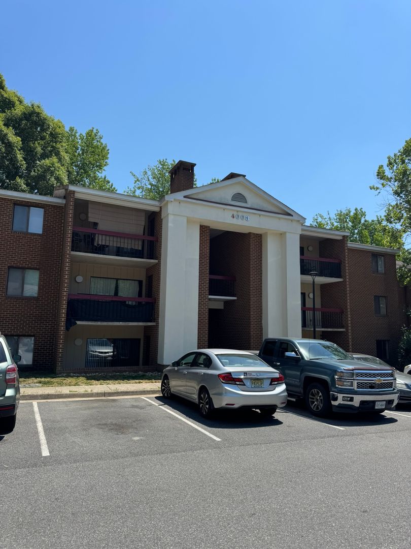 Williamsburg Condo: 4003 Governor's Square #9