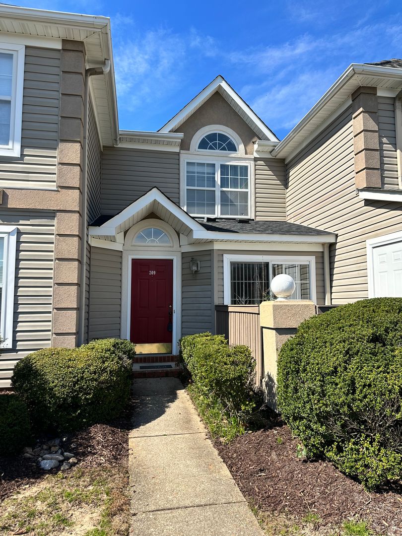 Williamsburg Condo: 209 Queens Crossing