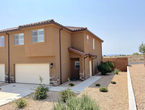 Beautiful 3 bedroom, 2.5 bath townhome with a two car garage and upgraded finishes! – photo 1