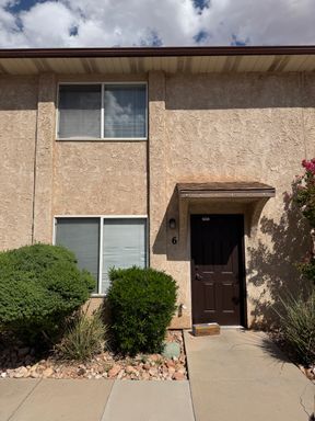 Charming two bedroom townhome prime location!! – photo 1